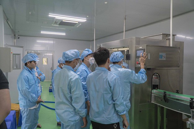 Quy trình kiểm tra chất lượng tại nhà máy dinh dưỡng trước khi sản phẩm được đưa ra thị trường.